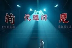 首屏主图，夜间灯塔光束扫过海面与礁石