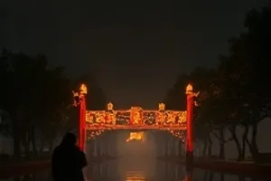 半城烟火封面，夜市摊位挂起的灯笼